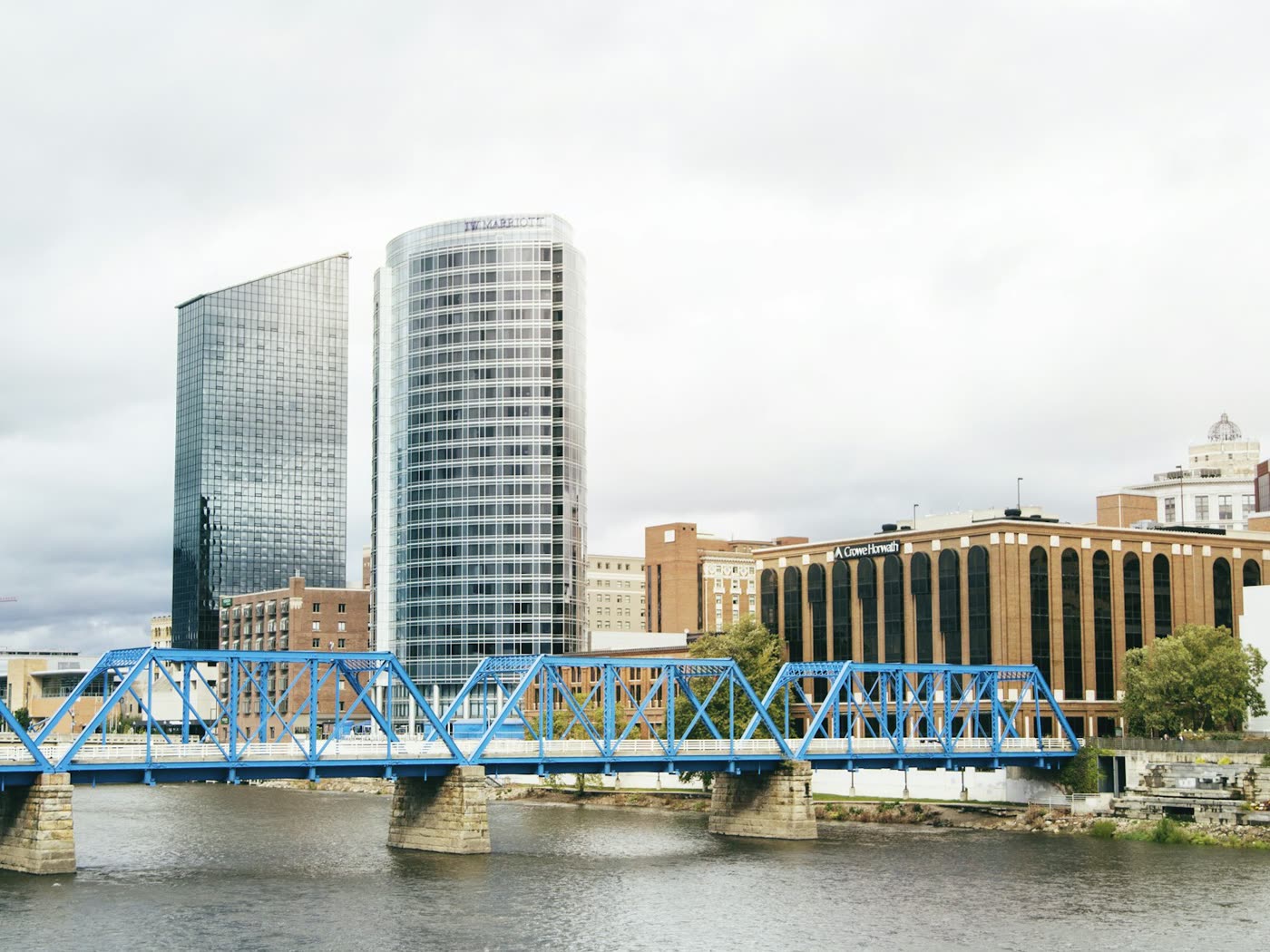 Grand Rapids - a kék Blue Bridge és a belvárosi látkép